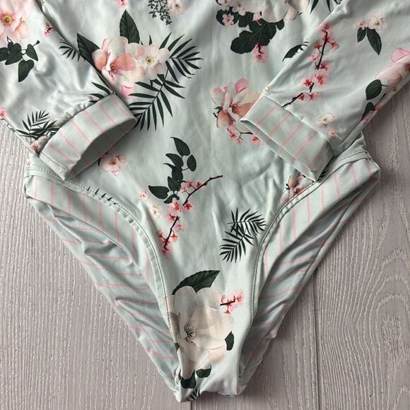 Girls one piece swimsuit, long sleeves rashguard 8/10 - Picture 3 of 6